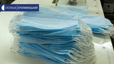 Тканина, з якої шиють захисний одяг, називається спанбонд. Її використовують, зокрема, для виговлення масок