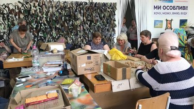 В Івано-Франківську люди з інвалідністю волонтерять, щоб допомогти ЗСУ