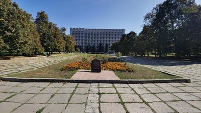 Сквер з меморіалом воїнам АТО біля Одеської ОДА відремонтують за 46 млн грн Сквер з меморіалом воїнам АТО біля Одеської ОДА відремонтують за 46 млн грн