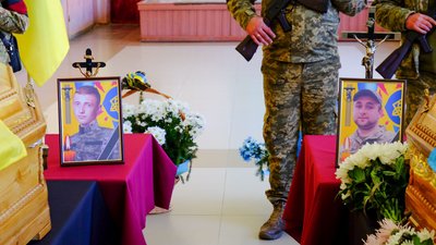На Закарпатті попрощалися з полеглими захисниками Андрієм Морочилом і Василем Козураком На Закарпатті попрощалися з полеглими захисниками Андрієм Морочилом і Василем Козураком