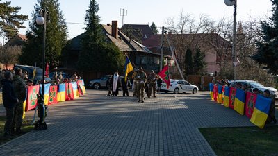 В Ужгороді попрощалися із полеглим захисником Олександром Донцем В Ужгороді попрощалися із полеглим захисником Олександром Донцем