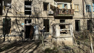 Вибиті вікна, балкони та двері внаслідок ракетного удару РФ, Херсон, 6 листопада 2023 рік