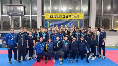 Українська команда на чемпіонаті з карате. 