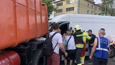 Водія мікроавтобуса вивільняли рятувальники: у Чернігові сталася ДТП на вулиці Мазепи Водія мікроавтобуса вивільняли рятувальники: у Чернігові сталася ДТП на вулиці Мазепи