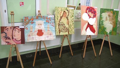 Художниця з Житомирщини пише картини жіночих образів у одязі з українським орнаментом