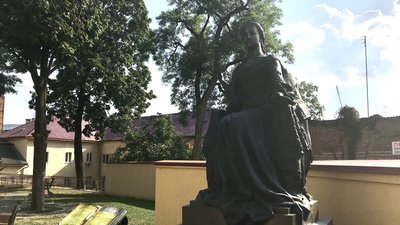 “Звичайна людина, якби не папські шати”. Інтерв'ю з поетом Петром Мідянкою
