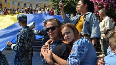 У центрі Одеси розгорнули 30-метровий прапор України. Фоторепортаж