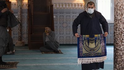 Півгодини на молитву. В Ірані відкрили мечеті з певними обмеженнями