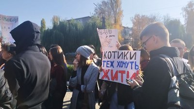 У Сумах влаштували мітинг через дівчат, які на відео викинули двох котів у колодязь