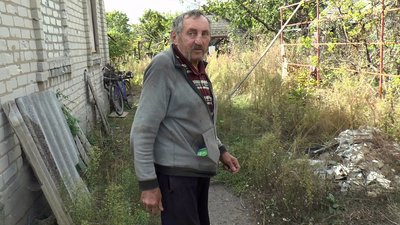 Велика Новосілка місцевий житель Микола на фоні будинку після обстрілу Велика Новосілка місцевий житель Микола на фоні будинку після обстрілу
