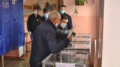 У Хмельницькому людям з інвалідністю майже не забезпечено доступ до виборчих дільниць
