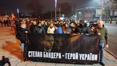 У Черкасах смолоскипною ходою відзначили день народження Степана Бандери У Черкасах смолоскипною ходою відзначили день народження Степана Бандери