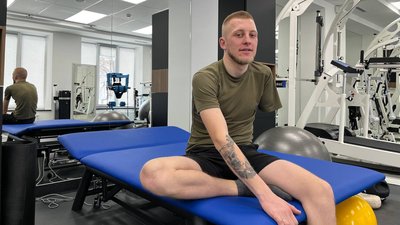 Антон Марков, військовослужбовець під час реабілітації готується до протезування Антон Марков, військовослужбовець під час реабілітації готується до протезування