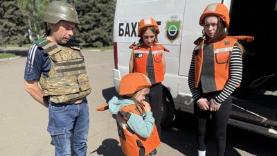 Евакуація родини з дітьми, Світле