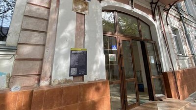 У Херсоні історичні будівлі ознаковують табличками з QR-кодами та шрифтом Брайля