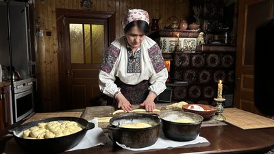 Господиня готує паски до випікання Господиня готує паски до випікання