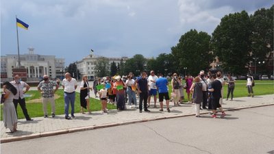 "Відкрийте табори". У Херсоні мітингували працівники дитячих закладів
