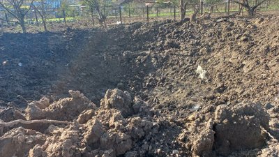 "Привалило чоловіка мого": на Полтавщині жителі села розбирають завали після російського обстрілу "Привалило чоловіка мого": на Полтавщині жителі села розбирають завали після російського обстрілу