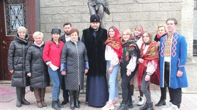 У Тернополі духовенство та учні спекли майже 300 млинців біля церкви У Тернополі духовенство та учні спекли майже 300 млинців біля церкви