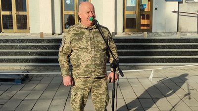 Жителі Овруцької громади зібралися біля міськради, аби отримати роз'яснення щодо чорнобильських нарахувань Жителі Овруцької громади зібралися біля міськради, аби отримати роз'яснення щодо чорнобильських нарахувань