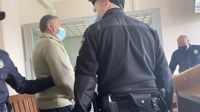 Справа стрілка з Житомирщини: люди прийшли під стіни суду – вимагають довічне ув'язнення Справа стрілка з Житомирщини: люди прийшли під стіни суду – вимагають довічне ув'язнення