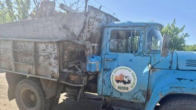 Автомобіль, пошкоджений ударом російського дрона в Краматорську