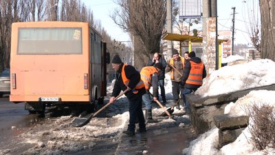 Поступово прощаємось зі снігом. Як чистять Рівне, щоб не топило