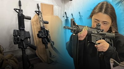 Цивільні вчаться користуватися зброєю