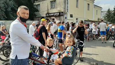 У День Незалежності більше сотні лучан одягли вишиванки і пересіли на велосипеди У День Незалежності більше сотні лучан одягли вишиванки і пересіли на велосипеди