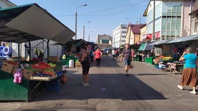 Попри заборону: на вулиці Шевченка у Рівному знову торгують