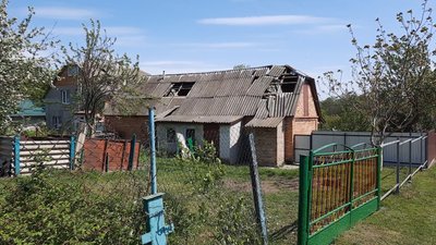 В будинку в результаті вибухової хвилі знесло шифер на даху В будинку в результаті вибухової хвилі знесло шифер на даху