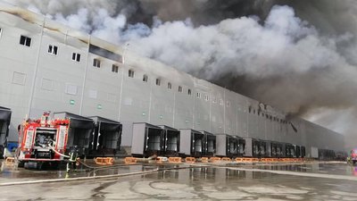 На Одещині палають склади: з вогнем борються 70 рятувальників На Одещині палають склади: з вогнем борються 70 рятувальників