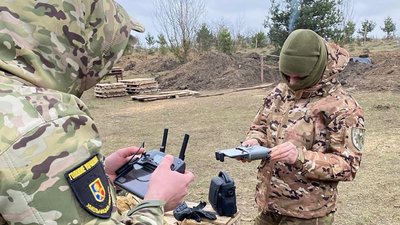 Хмельницькі поліцейські вдосконалили навички пілотування БПЛА Хмельницькі поліцейські вдосконалили навички пілотування БПЛА