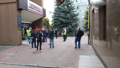 Люди в камуфляжі перепиняють депутатів Рівнеради перед сесією Люди в камуфляжі перепиняють депутатів Рівнеради перед сесією