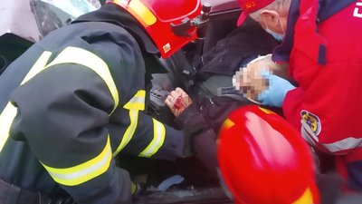 Водія автівки медикам врятувати не вдалось. Водія автівки медикам врятувати не вдалось.