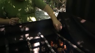 Як шеф-кухар готує делікатеси: коптить курятину Як шеф-кухар готує делікатеси: коптить курятину
