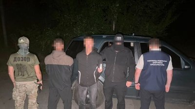 Матір та чина підозрюють у тому, що вони обіцяли переправити за кордон