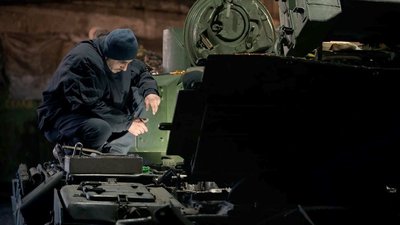 "Російський ленд-ліз". На Донеччині військові лагодять танки окупантів