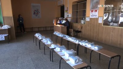У школах та дитсадках Харкова роздають безкоштовні маски освітянам і родинам учнів