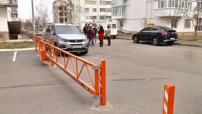 Боротьба за паркувальні місця: жителі одного з ОСББ в Миколаєві проти демонтажу шлагбаума Боротьба за паркувальні місця: жителі одного з ОСББ в Миколаєві проти демонтажу шлагбаума