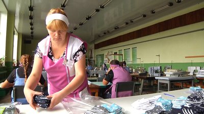 У Житомирі учні Центру сфери обслуговування пошили 15 тисяч масок для працівників шкіл У Житомирі учні Центру сфери обслуговування пошили 15 тисяч масок для працівників шкіл