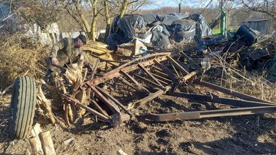 Пошкоджені господарства, техніка і поранена тварина — військові РФ обстріляли село Журавка на Сумщині