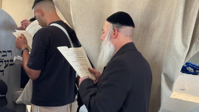 Хасиди читають молитви біля могили засновника хасидизму, Хмельниччина, 9 вересня 2026 року