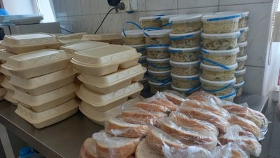 В Тернополі переселенці з Херсона майструють буржуйки для військовослужбовців В Тернополі переселенці з Херсона майструють буржуйки для військовослужбовців