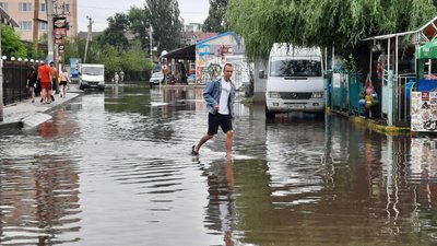 Злива у Коблевому, що на Миколаївщини, псує відпочинок туристів Злива у Коблевому, що на Миколаївщини, псує відпочинок туристів