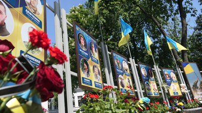 У Глухові відкрили Дошку пам’яті загиблих захисників У Глухові відкрили Дошку пам’яті загиблих захисників