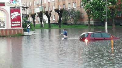 Негода у Червонограді: надзвичайники буксирують автомобілі із затоплених вулиць Негода у Червонограді: надзвичайники буксирують автомобілі із затоплених вулиць