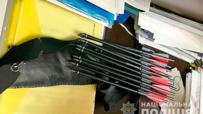 У Полтаві дівчина з арбалета поранила двох педагогів