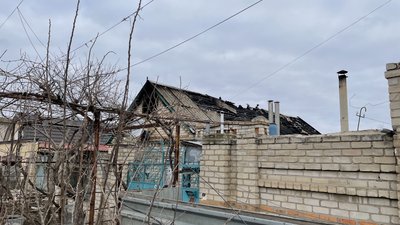 Військові РФ знову обстріляли Херсон: пошкоджені будинки, лікарні, гаражі з машинами Військові РФ знову обстріляли Херсон: пошкоджені будинки, лікарні, гаражі з машинами