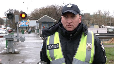 У Рівному патрульні вимірювали ями на дорогах У Рівному патрульні вимірювали ями на дорогах